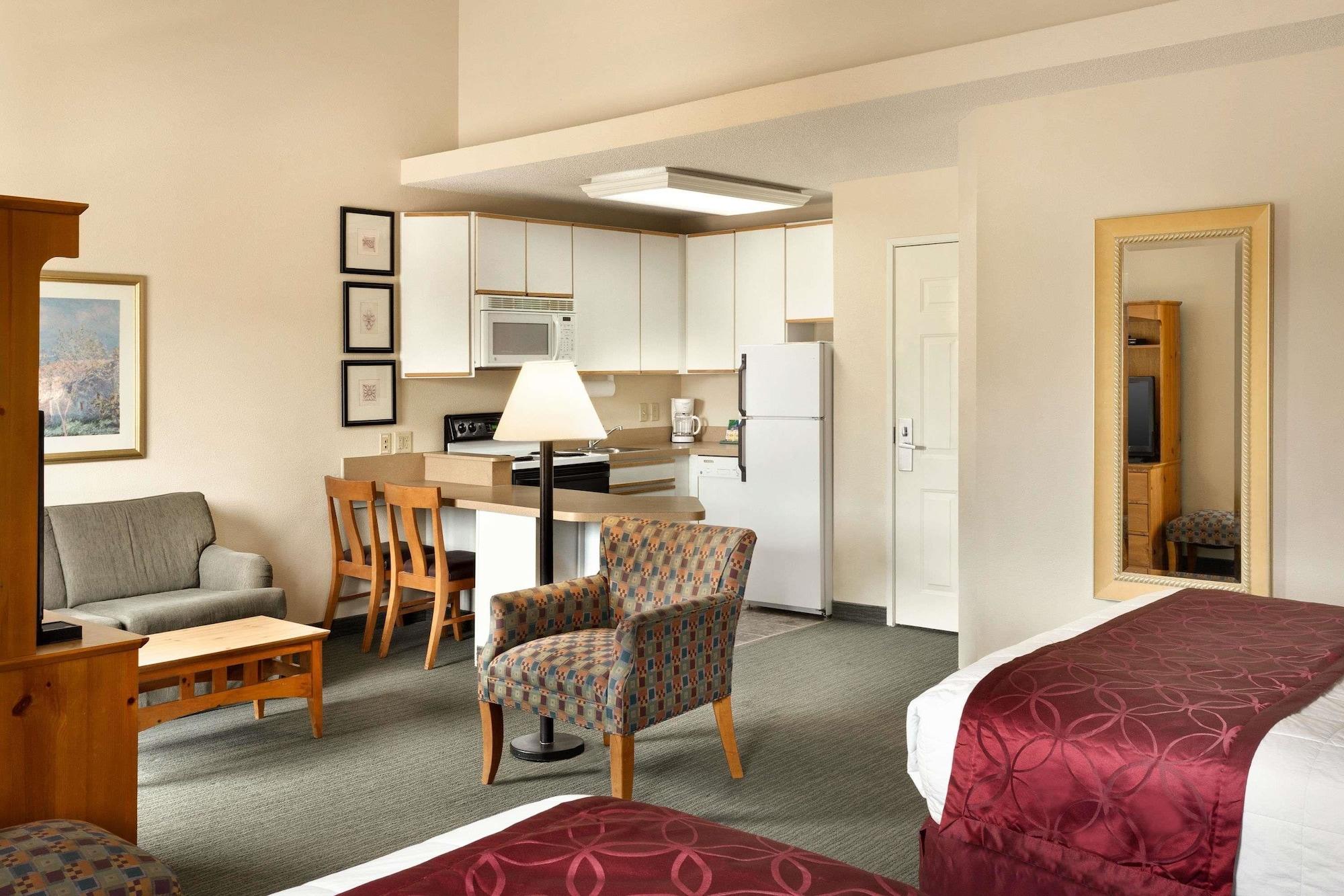 Baymont By Wyndham Wichita East Exterior foto