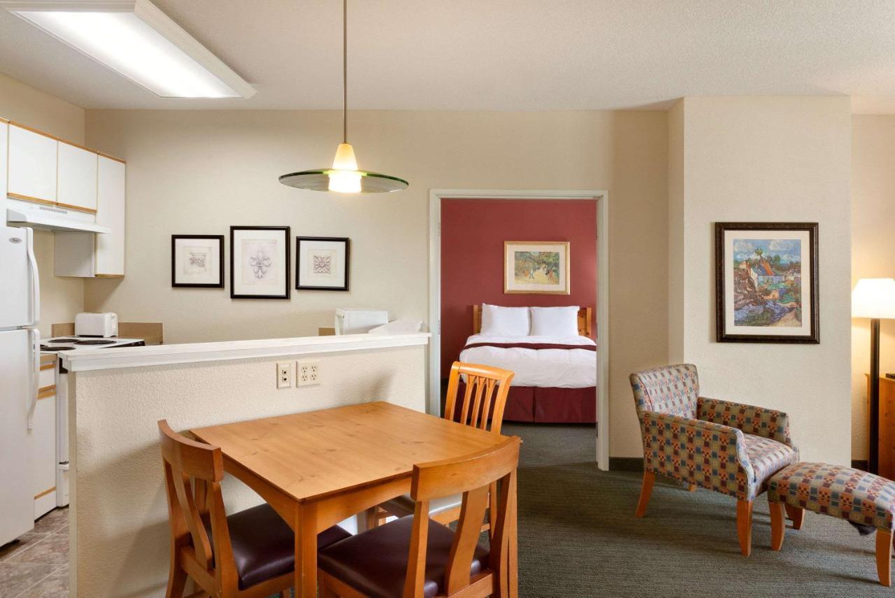 Baymont By Wyndham Wichita East Exterior foto